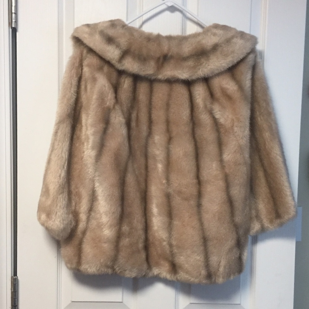 BEAUTIFUL Luxurious Faux Fur Cape. Beige on Mauve